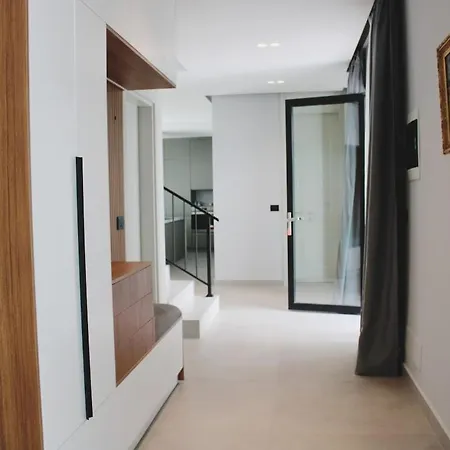Elite Mansion Tirana - Heated Pool & - 9br Ferienhaus