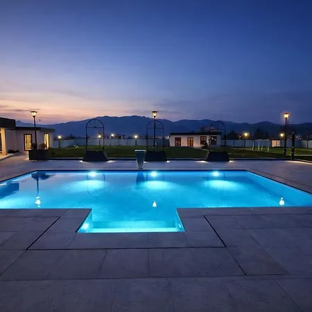 Elite Mansion Tirana - Heated Pool & - 9br Ferienhaus