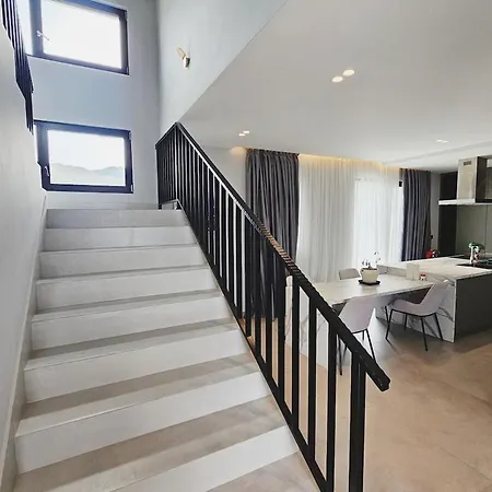 Elite Mansion Tirana - Heated Pool & - 9br Ferienhaus